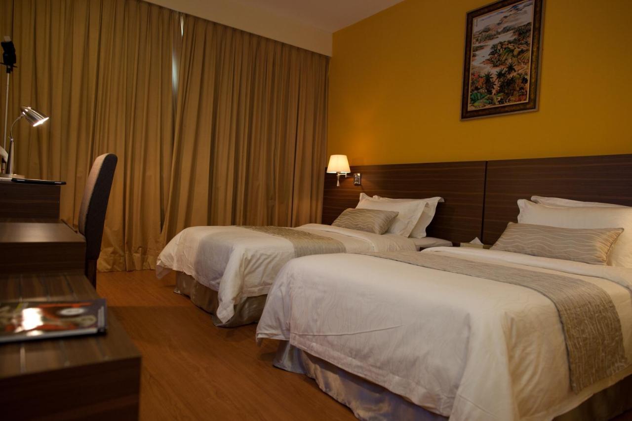 Pine Tree Hotel Batu Pahat Ngoại thất bức ảnh